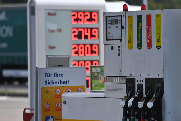 Bundesregierung beschliesst Tankrabatt und Spritpreisdeckel Taeglich neue Hoechststaende an der Zapsaeule. Themenbild Kraftstoffpreise , Spritpreise treiben die Inflation an. Tankstelle ,Preistafel am 19.09.2026