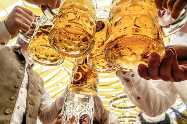 Oktoberfest 2026, Wiesnbesucher stoßen mit ihrer Maß Bier an, Paulananer Bier, Paulaner Festzelt, München, 19. September 2026 Deutschland, München, 19. September 2026, Oktoberfest 2026, Wiesnbesucher stoßen mit ihrer Maß Bier an, Paulaner Bier, gute Stimmung im Paulaner Festzelt von Festwirt Lorenz Stiftl, die Wiesn 2026 beginnt am 19. September und dauert bis zum 4. Oktober 2026, Volksfest, Theresienwiese, bayerisch, Bayern