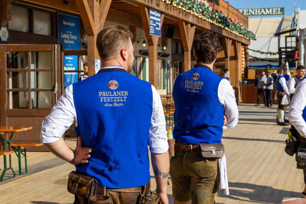 Kellner und Servicepersonal des Paulaner-Festzelts stehen beim 191. Oktoberfest 2026 im Außenbereich des Zelts bereit. Die Mitarbeiter sorgen für Bewirtung, Ausschank und reibungslosen Gästeservice
