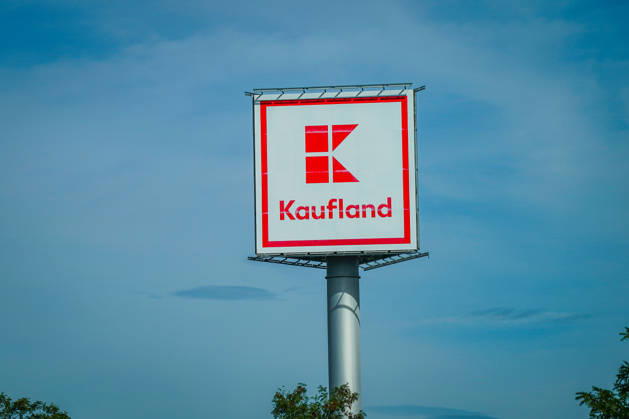 Kaufland-Werbeschild mit Firmenlogo und Schriftzug vor blauem Himmel. Kaufland, Logo, Firmenlogo, Schriftzug, Werbeschild, Werbung, Einzelhandel, Lebensmittelhandel, Supermarkt, Verbrauchermarkt, Discounter, Handelskonzern, Schwarz Gruppe, Lebensmittel, Einkauf, Konsum, Verbraucher, Handel, Wirtschaft, Unternehmen, Marke, Filiale, Einzelhandelskette, Symbolfoto, Außenansicht. Copyright: xJOERANxSTEINSIEKx