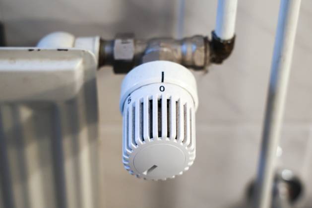Thermostatisches Heizkörperventil mit Nullstellung, spart Energie und reduziert die Heizkosten Thermostatic radiator valve showing zero setting, conserving energy and reducing heating costs Copyright: imageBROKER MPfoto71 ibxpie19000037.jpg