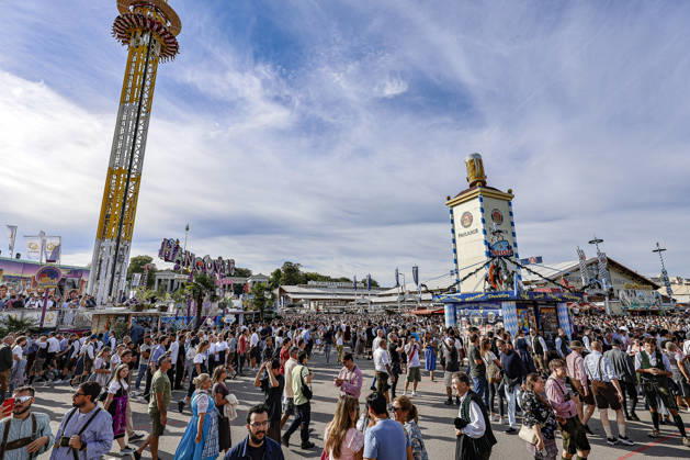 Zehntausende Besucher feiern das Oktoberfest am ersten Wiesn-Tag 2026 in München Impressionen von der Wiesn 2026: Festgelände München Theresienwiese Bayern Germany
