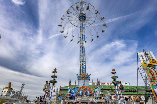 Zehntausende Besucher feiern das Oktoberfest am ersten Wiesn-Tag 2026 in München Impressionen von der Wiesn 2026: Fahrgeschäft München Theresienwiese Bayern Germany