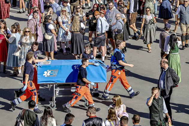 Zehntausende Besucher feiern das Oktoberfest am ersten Wiesn-Tag 2026 in München Impressionen von der Wiesn 2026: Nicht alle Besucher können das Festgelände am Nachmittag auf den eigenen Füßen verlassen. Sanitäter rollen einen Patienten auf einer abgedeckten Trage zu einem Rettungswagen. München Theresienwiese Bayern Germany