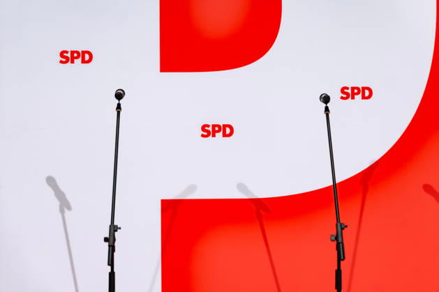Mikrofone auf einem Leeren Podest vor einem Pressekonferenz nach den Wahlen in Mecklenburg-Vorpommern und Berlin im Willy-Brandt-Haus in Berlin am 21. September 2026. Reaktionen auf den Landtagswahlen in Mecklenburg-Vorpommern und Berlin
