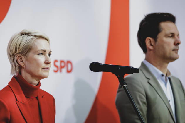 (L-R) Manuela Schwesig, Ministerpraesidentin und Spitzenkandidatin der SPD fuer die Landtagswahl in Mecklenburg-Vorpommern, und Steffen Krach, SPD-Spitzenkandidat fuer die Abgeordnetenhaus-Wahl in Berlin, aufgenommen im Rahmen einer Pressekonferenz als Reaktion auf die Landtagswahl in Mecklenburg-Vorpommern sowie die Berliner Abgeordnetenhauswahl in Berlin, 21.09.2026. Waehrend Die Linke die Wahl in Berlin mit 25,7% vor der CDU gewonnen hat, siegte in Mecklenburg-Vorpommern die AfD mit 38,2% vor der SPD. Erstmals nicht ueber die 5%-Huerde geschafft hat es die CDU in Mecklenburg-Vorpommern. Berlin Deutschland Copyright: xFlorianxGaertnerx