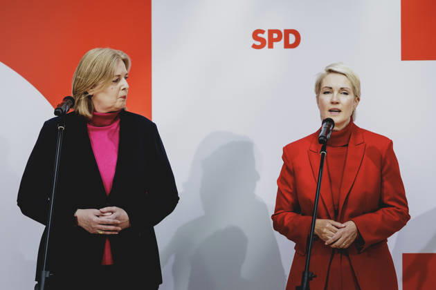 (L-R) Baerbel Bas (SPD), Bundesministerin fuer Arbeit und Soziales, und Manuela Schwesig, Ministerpraesidentin und Spitzenkandidatin der SPD fuer die Landtagswahl in Mecklenburg-Vorpommern, aufgenommen im Rahmen einer Pressekonferenz als Reaktion auf die Landtagswahl in Mecklenburg-Vorpommern sowie die Berliner Abgeordnetenhauswahl in Berlin, 21.09.2026. Waehrend Die Linke die Wahl in Berlin mit 25,7% vor der CDU gewonnen hat, siegte in Mecklenburg-Vorpommern die AfD mit 38,2% vor der SPD. Erstmals nicht ueber die 5%-Huerde geschafft hat es die CDU in Mecklenburg-Vorpommern. Berlin Deutschland Copyright: xFlorianxGaertnerx