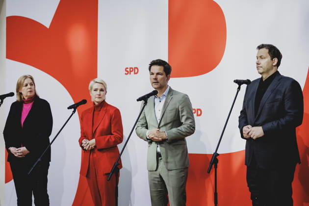 (L-R) Baerbel Bas (SPD), Bundesministerin fuer Arbeit und Soziales, Manuela Schwesig, Ministerpraesidentin und Spitzenkandidatin der SPD fuer die Landtagswahl in Mecklenburg-Vorpommern, Steffen Krach, SPD-Spitzenkandidat fuer die Abgeordnetenhaus-Wahl in Berlin, und Lars Klingbeil, Bundesminister der Finanzen, aufgenommen im Rahmen einer Pressekonferenz als Reaktion auf die Landtagswahl in Mecklenburg-Vorpommern sowie die Berliner Abgeordnetenhauswahl in Berlin, 21.09.2026. Waehrend Die Linke die Wahl in Berlin mit 25,7% vor der CDU gewonnen hat, siegte in Mecklenburg-Vorpommern die AfD mit 38,2% vor der SPD. Erstmals nicht ueber die 5%-Huerde geschafft hat es die CDU in Mecklenburg-Vorpommern. Berlin Deutschland Copyright: xFlorianxGaertnerx