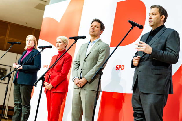 Parteivorsitzenden der SPD Bärbel Bas (L) und Lars Klingbeil (R) und Spitzenkandidaten der SPD in Mecklenburg-Vorpommern Manuela Schwesig (2L) und in Berlin Steffen Krach (2R) bei einer Pressekonferenz im Willy-Brandt-Haus in Berlin am 21. September 2026. Reaktionen auf den Landtagswahlen in Mecklenburg-Vorpommern und Berlin