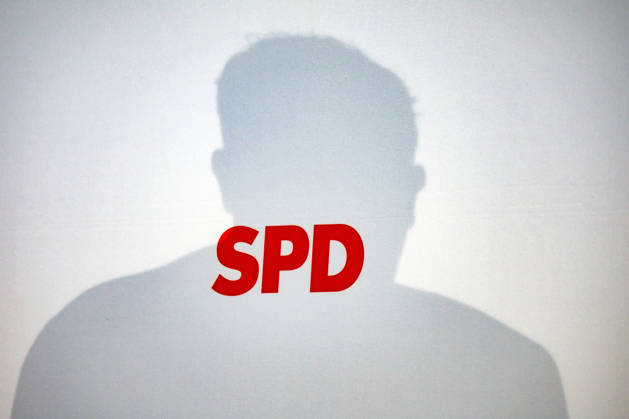 Parteivorsitzender der SPD Lars Klingbeil wirft seine Schatten auf dem SPD Logo bei einer Pressekonferenz im Willy-Brandt-Haus in Berlin am 21. September 2026. Reaktionen auf den Landtagswahlen in Mecklenburg-Vorpommern und Berlin