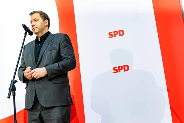 Parteivorsitzender der SPD Lars Klingbeil wirft seine Schatten auf dem SPD Logo bei einer Pressekonferenz im Willy-Brandt-Haus in Berlin am 21. September 2026. Reaktionen auf den Landtagswahlen in Mecklenburg-Vorpommern und Berlin