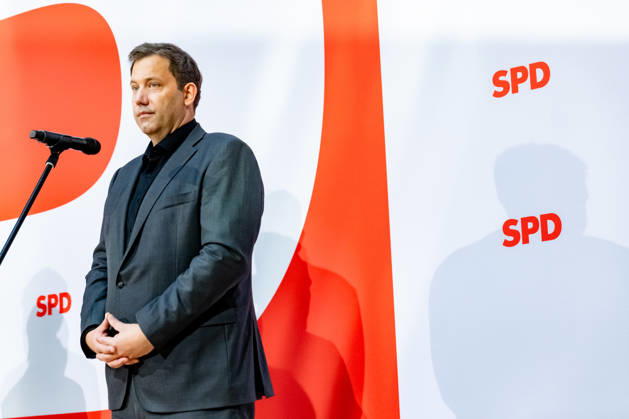 Parteivorsitzender der SPD Lars Klingbeil wirft seine Schatten auf dem SPD Logo bei einer Pressekonferenz im Willy-Brandt-Haus in Berlin am 21. September 2026. Reaktionen auf den Landtagswahlen in Mecklenburg-Vorpommern und Berlin