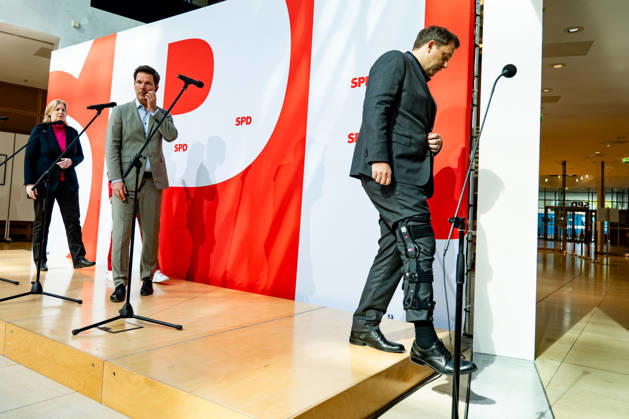 Parteivorsitzenden der SPD Bärbel Bas (L) und Lars Klingbeil (R) und Spitzenkandidaten der SPD in Mecklenburg-Vorpommern Manuela Schwesig (2L) und in Berlin Steffen Krach (2R) verlassen eine Pressekonferenz im Willy-Brandt-Haus in Berlin am 21. September 2026. Reaktionen auf den Landtagswahlen in Mecklenburg-Vorpommern und Berlin