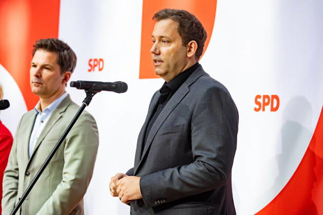 Parteivorsitzende der SPD Lars Klingbeil (R) und Spitzenkandidat in Berlin Steffen Krach bei einer Pressekonferenz im Willy-Brandt-Haus in Berlin am 21. September 2026. Reaktionen auf den Landtagswahlen in Mecklenburg-Vorpommern und Berlin