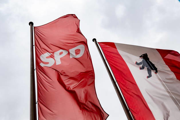 Flaggen der SPD und Berlins gegen einen mit Wolken bedeckten Himmel vor dem Willy-Brandt-Haus in Berlin am 21. September 2026. Reaktionen auf den Landtagswahlen in Mecklenburg-Vorpommern und Berlin