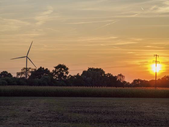 Ein Windrad steht auf einem Feld bei Sonnenuntergang, der Himmel ist in warmen Tönen gefärbt, borken, Nordrhein-Westfalen, deutschland A wind turbine stands in a field at sunset, the sky is colored in warm tones, Borken, North Rhine-Westphalia, Germany Copyright: imageBROKER StephanxSuehling ibxssh18878907.jpg