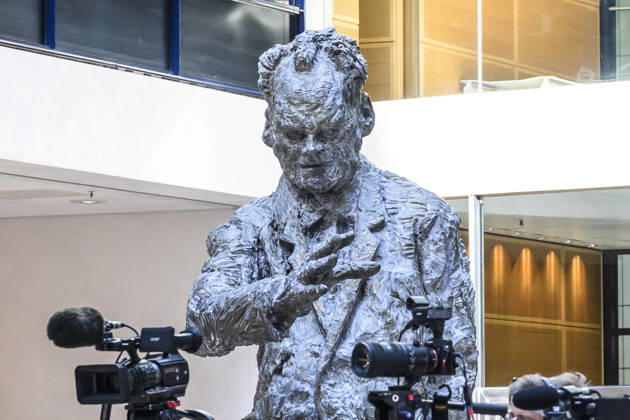 im Bild v.l.: Willy-Brandt Figur im Atrium, GER, Berlin, SPD Pressekonferenz nach den Wahlen in Berlin und Mecklenburg Vorpommern - MV, im Atrium, Willy-Brandt-Haus, Wilhelmstraße 141, 10963 Berlin, 21.09.2026, Copyright: HMBxMedia UwexKoch