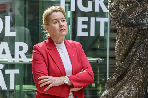 im Bild v.l.: Franziska Giffey - Berliner SPD , schaut zu, GER, Berlin, SPD Pressekonferenz nach den Wahlen in Berlin und Mecklenburg Vorpommern - MV, im Atrium, Willy-Brandt-Haus, Wilhelmstraße 141, 10963 Berlin, 21.09.2026, Copyright: HMBxMedia UwexKoch