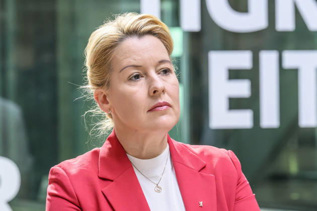 im Bild v.l.: Franziska Giffey - Berliner SPD , schaut zu, GER, Berlin, SPD Pressekonferenz nach den Wahlen in Berlin und Mecklenburg Vorpommern - MV, im Atrium, Willy-Brandt-Haus, Wilhelmstraße 141, 10963 Berlin, 21.09.2026, Copyright: HMBxMedia UwexKoch