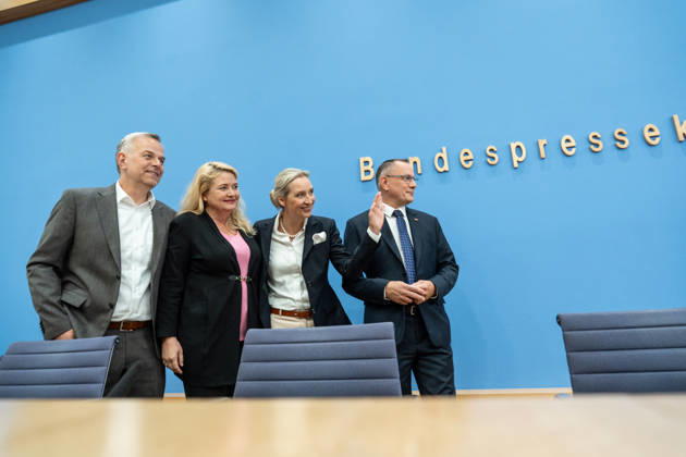 Alice Weidel, Bundesvorsitzende AfD, Tino Chrupalla, Bundesvorsitzender AfD, Leif-Eric Holm, Ministerpräsidentenkandidat Landtagswahl Mecklenburg-Vorpommern und Kristin Brinker, Spitzenkandidatin Berlin Abgeordnetenhaus-Wahl zu Beginn der Bundespressekonferenz;Bundespressekonferenz in Berlin - Wahlnachlese nach den Landtagswahlen in Mecklenburg-Vorpommern und Berlin, Berlin Berlin Deutschland Haus der Bundespressekonferenz