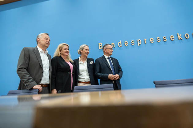 Alice Weidel, Bundesvorsitzende AfD, Tino Chrupalla, Bundesvorsitzender AfD, Leif-Eric Holm, Ministerpräsidentenkandidat Landtagswahl Mecklenburg-Vorpommern und Kristin Brinker, Spitzenkandidatin Berlin Abgeordnetenhaus-Wahl zu Beginn der Bundespressekonferenz;Bundespressekonferenz in Berlin - Wahlnachlese nach den Landtagswahlen in Mecklenburg-Vorpommern und Berlin, Berlin Berlin Deutschland Haus der Bundespressekonferenz