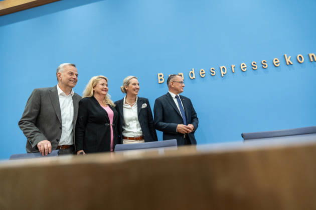 Alice Weidel, Bundesvorsitzende AfD, Tino Chrupalla, Bundesvorsitzender AfD, Leif-Eric Holm, Ministerpräsidentenkandidat Landtagswahl Mecklenburg-Vorpommern und Kristin Brinker, Spitzenkandidatin Berlin Abgeordnetenhaus-Wahl zu Beginn der Bundespressekonferenz;Bundespressekonferenz in Berlin - Wahlnachlese nach den Landtagswahlen in Mecklenburg-Vorpommern und Berlin, Berlin Berlin Deutschland Haus der Bundespressekonferenz