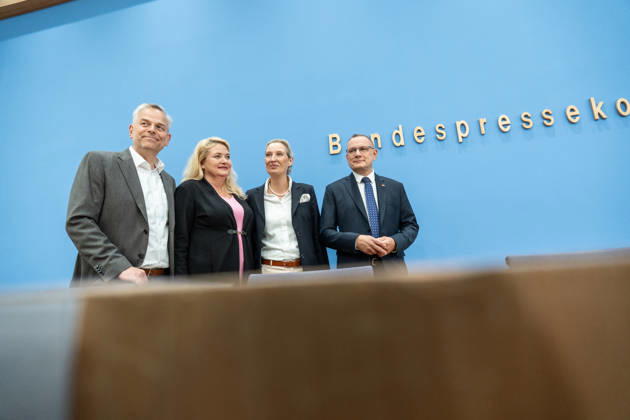 Alice Weidel, Bundesvorsitzende AfD, Tino Chrupalla, Bundesvorsitzender AfD, Leif-Eric Holm, Ministerpräsidentenkandidat Landtagswahl Mecklenburg-Vorpommern und Kristin Brinker, Spitzenkandidatin Berlin Abgeordnetenhaus-Wahl zu Beginn der Bundespressekonferenz;Bundespressekonferenz in Berlin - Wahlnachlese nach den Landtagswahlen in Mecklenburg-Vorpommern und Berlin, Berlin Berlin Deutschland Haus der Bundespressekonferenz