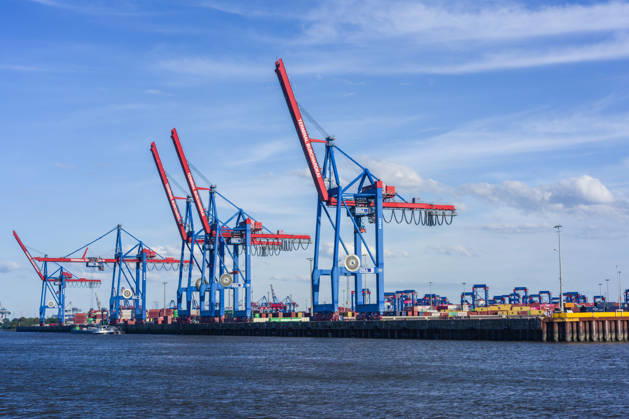 Grosse Verladekrane stehen im Terminal an der Elbe. Hamburg, Deutschland. In der Stadt Hamburg