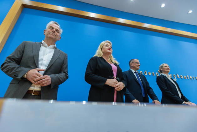 AfD - Auswirkungen der Landtagswahlen in Berlin und Mecklenburg-Vorpommern auf die Bundespolitik. Deutschland, Berlin am 21. September 2026 Einen Tag nach den Erfolgen der AfD bei den Landtagswahlen in Mecklenburg-Vorpommern und der Wahl zum Berliner Abgeordnetenhaus stellen sich die AfD-Vorsitzenden gemeinsam mit den Spitzenkandidaten Leif-Erik Holm und Kristin Brinker in der Bundespressekonferenz den Fragen der Presse. Im Bild: Leif-Erik Holm, AfD-Kandidat für das Amt des Ministerpräsidenten in Mecklenburg-Vorpommern. Kristin Brinker, AfD-Spitzenkandidatin für Berlin. Tino Chrupalla, Bundessprecher der AfD und Co-Vorsitzender der AfD-Fraktion im Deutschen Bundestag. Alice Weidel, Bundessprecherin der AfD und Co-Vorsitzende der Af