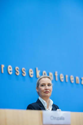 AfD - Auswirkungen der Landtagswahlen in Berlin und Mecklenburg-Vorpommern auf die Bundespolitik. Deutschland, Berlin am 21. September 2026 Einen Tag nach den Erfolgen der AfD bei den Landtagswahlen in Mecklenburg-Vorpommern und der Wahl zum Berliner Abgeordnetenhaus stellen sich die AfD-Vorsitzenden gemeinsam mit den Spitzenkandidaten Leif-Erik Holm und Kristin Brinker in der Bundespressekonferenz den Fragen der Presse. Im Bild: Alice Weidel, Bundessprecherin der AfD und Co-Vorsitzende der AfD-Fraktion im Deutschen Bundestag.