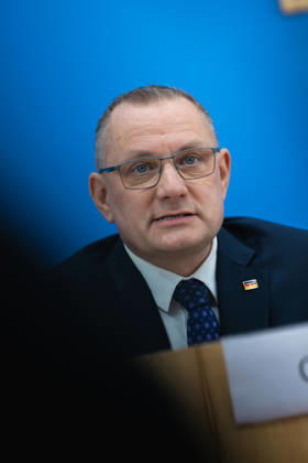 AfD - Auswirkungen der Landtagswahlen in Berlin und Mecklenburg-Vorpommern auf die Bundespolitik. Deutschland, Berlin am 21. September 2026 Einen Tag nach den Erfolgen der AfD bei den Landtagswahlen in Mecklenburg-Vorpommern und der Wahl zum Berliner Abgeordnetenhaus stellen sich die AfD-Vorsitzenden gemeinsam mit den Spitzenkandidaten Leif-Erik Holm und Kristin Brinker in der Bundespressekonferenz den Fragen der Presse. Im Bild: Tino Chrupalla, Bundessprecher der AfD und Co-Vorsitzender der AfD-Fraktion im Deutschen Bundestag