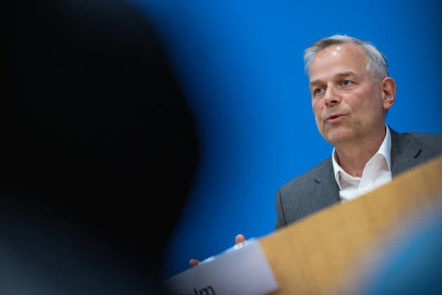 AfD - Auswirkungen der Landtagswahlen in Berlin und Mecklenburg-Vorpommern auf die Bundespolitik. Deutschland, Berlin am 21. September 2026 Einen Tag nach den Erfolgen der AfD bei den Landtagswahlen in Mecklenburg-Vorpommern und der Wahl zum Berliner Abgeordnetenhaus stellen sich die AfD-Vorsitzenden gemeinsam mit den Spitzenkandidaten Leif-Erik Holm und Kristin Brinker in der Bundespressekonferenz den Fragen der Presse. Im Bild: Leif-Erik Holm, AfD-Kandidat für das Amt des Ministerpräsidenten in Mecklenburg-Vorpommern