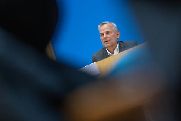 AfD - Auswirkungen der Landtagswahlen in Berlin und Mecklenburg-Vorpommern auf die Bundespolitik. Deutschland, Berlin am 21. September 2026 Einen Tag nach den Erfolgen der AfD bei den Landtagswahlen in Mecklenburg-Vorpommern und der Wahl zum Berliner Abgeordnetenhaus stellen sich die AfD-Vorsitzenden gemeinsam mit den Spitzenkandidaten Leif-Erik Holm und Kristin Brinker in der Bundespressekonferenz den Fragen der Presse. Im Bild: Leif-Erik Holm, AfD-Kandidat für das Amt des Ministerpräsidenten in Mecklenburg-Vorpommern