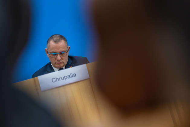 AfD - Auswirkungen der Landtagswahlen in Berlin und Mecklenburg-Vorpommern auf die Bundespolitik. Deutschland, Berlin am 21. September 2026 Einen Tag nach den Erfolgen der AfD bei den Landtagswahlen in Mecklenburg-Vorpommern und der Wahl zum Berliner Abgeordnetenhaus stellen sich die AfD-Vorsitzenden gemeinsam mit den Spitzenkandidaten Leif-Erik Holm und Kristin Brinker in der Bundespressekonferenz den Fragen der Presse. Im Bild: Tino Chrupalla, Bundessprecher der AfD und Co-Vorsitzender der AfD-Fraktion im Deutschen Bundestag