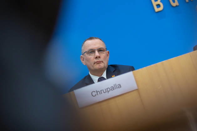 AfD - Auswirkungen der Landtagswahlen in Berlin und Mecklenburg-Vorpommern auf die Bundespolitik. Deutschland, Berlin am 21. September 2026 Einen Tag nach den Erfolgen der AfD bei den Landtagswahlen in Mecklenburg-Vorpommern und der Wahl zum Berliner Abgeordnetenhaus stellen sich die AfD-Vorsitzenden gemeinsam mit den Spitzenkandidaten Leif-Erik Holm und Kristin Brinker in der Bundespressekonferenz den Fragen der Presse. Im Bild: Tino Chrupalla, Bundessprecher der AfD und Co-Vorsitzender der AfD-Fraktion im Deutschen Bundestag