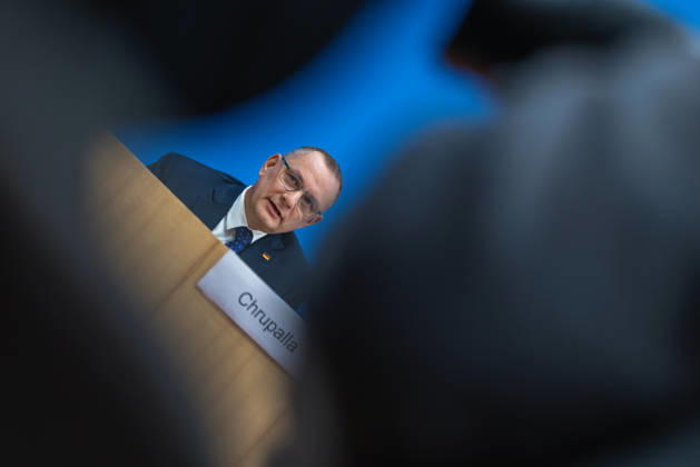 AfD - Auswirkungen der Landtagswahlen in Berlin und Mecklenburg-Vorpommern auf die Bundespolitik. Deutschland, Berlin am 21. September 2026 Einen Tag nach den Erfolgen der AfD bei den Landtagswahlen in Mecklenburg-Vorpommern und der Wahl zum Berliner Abgeordnetenhaus stellen sich die AfD-Vorsitzenden gemeinsam mit den Spitzenkandidaten Leif-Erik Holm und Kristin Brinker in der Bundespressekonferenz den Fragen der Presse. Im Bild: Tino Chrupalla, Bundessprecher der AfD und Co-Vorsitzender der AfD-Fraktion im Deutschen Bundestag