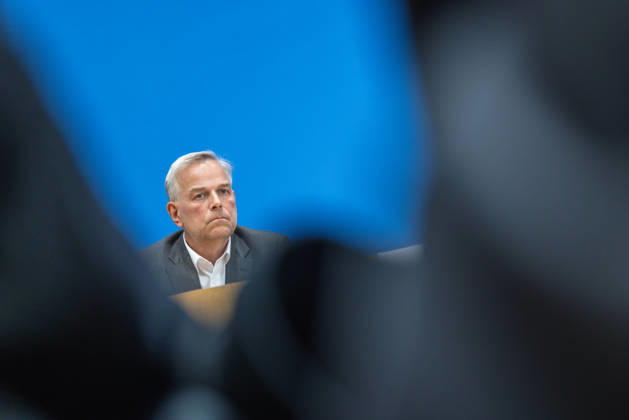 AfD - Auswirkungen der Landtagswahlen in Berlin und Mecklenburg-Vorpommern auf die Bundespolitik. Deutschland, Berlin am 21. September 2026 Einen Tag nach den Erfolgen der AfD bei den Landtagswahlen in Mecklenburg-Vorpommern und der Wahl zum Berliner Abgeordnetenhaus stellen sich die AfD-Vorsitzenden gemeinsam mit den Spitzenkandidaten Leif-Erik Holm und Kristin Brinker in der Bundespressekonferenz den Fragen der Presse. Im Bild: Leif-Erik Holm, AfD-Kandidat für das Amt des Ministerpräsidenten in Mecklenburg-Vorpommern