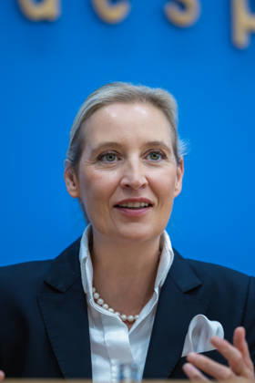 AfD - Auswirkungen der Landtagswahlen in Berlin und Mecklenburg-Vorpommern auf die Bundespolitik. Deutschland, Berlin am 21. September 2026 Einen Tag nach den Erfolgen der AfD bei den Landtagswahlen in Mecklenburg-Vorpommern und der Wahl zum Berliner Abgeordnetenhaus stellen sich die AfD-Vorsitzenden gemeinsam mit den Spitzenkandidaten Leif-Erik Holm und Kristin Brinker in der Bundespressekonferenz den Fragen der Presse. Im Bild: Alice Weidel, Bundessprecherin der AfD und Co-Vorsitzende der AfD-Fraktion im Deutschen Bundestag.