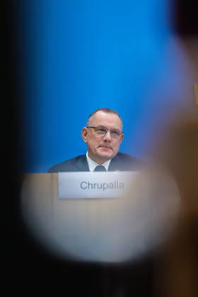 AfD - Auswirkungen der Landtagswahlen in Berlin und Mecklenburg-Vorpommern auf die Bundespolitik. Deutschland, Berlin am 21. September 2026 Einen Tag nach den Erfolgen der AfD bei den Landtagswahlen in Mecklenburg-Vorpommern und der Wahl zum Berliner Abgeordnetenhaus stellen sich die AfD-Vorsitzenden gemeinsam mit den Spitzenkandidaten Leif-Erik Holm und Kristin Brinker in der Bundespressekonferenz den Fragen der Presse. Im Bild: Tino Chrupalla, Bundessprecher der AfD und Co-Vorsitzender der AfD-Fraktion im Deutschen Bundestag.