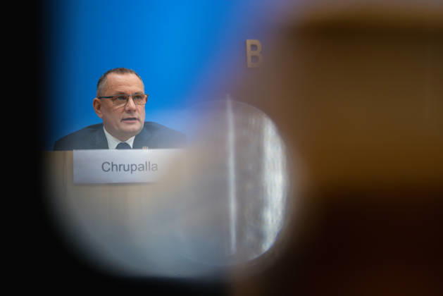 AfD - Auswirkungen der Landtagswahlen in Berlin und Mecklenburg-Vorpommern auf die Bundespolitik. Deutschland, Berlin am 21. September 2026 Einen Tag nach den Erfolgen der AfD bei den Landtagswahlen in Mecklenburg-Vorpommern und der Wahl zum Berliner Abgeordnetenhaus stellen sich die AfD-Vorsitzenden gemeinsam mit den Spitzenkandidaten Leif-Erik Holm und Kristin Brinker in der Bundespressekonferenz den Fragen der Presse. Im Bild: Tino Chrupalla, Bundessprecher der AfD und Co-Vorsitzender der AfD-Fraktion im Deutschen Bundestag.