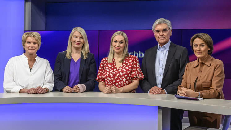 im Bild v.l.: Susanne Gaschke (NZZ), Annett Meiritz (Handelsblatt), Ruth Moschner (Moderatorin), Joe Kaeser (Siemens Energy), Sandra Maischberger, GER, Berlin, Studio, zu Gast bei Maischberger, politische Talkshow, TV, Format, mit Moderatorin Sandra Maischberger, Das Erste, aus Adlershof Am Studio 20, 21.09.2026, Copyright: HMBxMedia UwexKoch