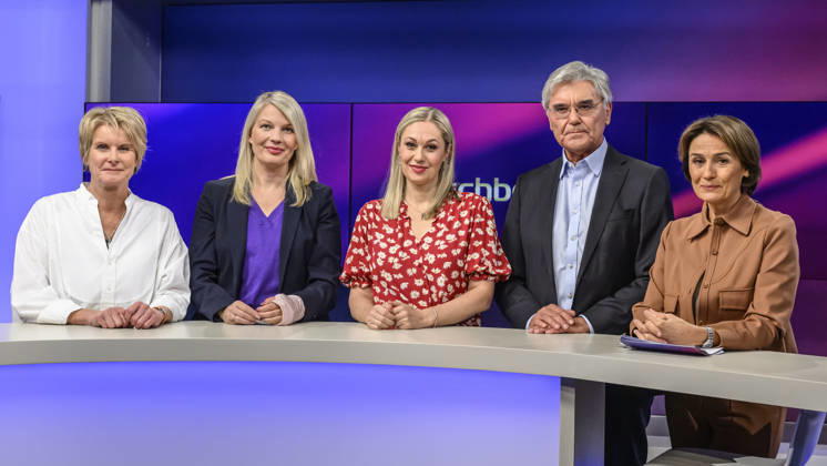 im Bild v.l.: Susanne Gaschke (NZZ), Annett Meiritz (Handelsblatt), Ruth Moschner (Moderatorin), Joe Kaeser (Siemens Energy), Sandra Maischberger, GER, Berlin, Studio, zu Gast bei Maischberger, politische Talkshow, TV, Format, mit Moderatorin Sandra Maischberger, Das Erste, aus Adlershof Am Studio 20, 21.09.2026, Copyright: HMBxMedia UwexKoch