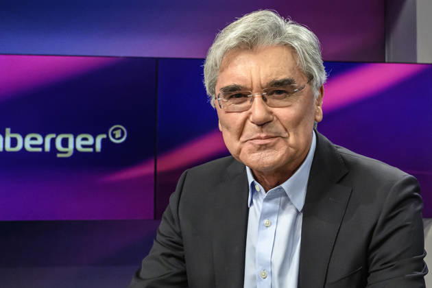 im Bild v.l.: Joe Kaeser (Siemens Energy), GER, Berlin, Studio, zu Gast bei Maischberger, politische Talkshow, TV, Format, mit Moderatorin Sandra Maischberger, Das Erste, aus Adlershof Am Studio 20, 21.09.2026, Copyright: HMBxMedia UwexKoch
