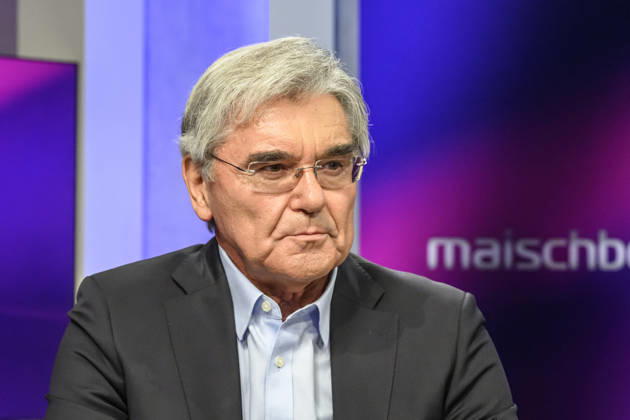 im Bild v.l.: Joe Kaeser (Siemens Energy), GER, Berlin, Studio, zu Gast bei Maischberger, politische Talkshow, TV, Format, mit Moderatorin Sandra Maischberger, Das Erste, aus Adlershof Am Studio 20, 21.09.2026, Copyright: HMBxMedia UwexKoch