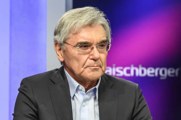 im Bild v.l.: Joe Kaeser (Siemens Energy), GER, Berlin, Studio, zu Gast bei Maischberger, politische Talkshow, TV, Format, mit Moderatorin Sandra Maischberger, Das Erste, aus Adlershof Am Studio 20, 21.09.2026, Copyright: HMBxMedia UwexKoch