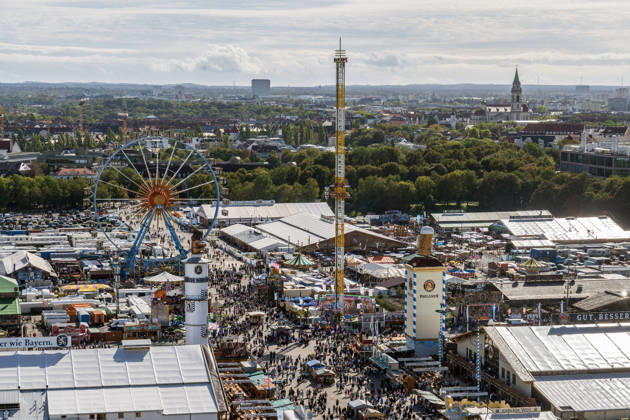 Oktoberfest 2026, Überblick über die Wiesn mit Riesenrad, Fahrgeschäft Hangover und Festzelten bis nach München-Sendling, Sonnenschein bei 21 Grad, München, 21. September 2026 Deutschland, München, 21. September 2026, Überblick vom Skylift aus 91 Metern Höhe über die Wiesn mit Riesenrad, Fahrgeschäft Hangover und Festzelten bis nach München-Sendling, Sonnenschein und Temperaturen bis 21 Grad, Mittwochnachmittag um 15 Uhr, freundliches Wiesnwetter mit Sonnenschein, typisch bayerisch, Oktoberfest 2026, Volksfest, Bayern,