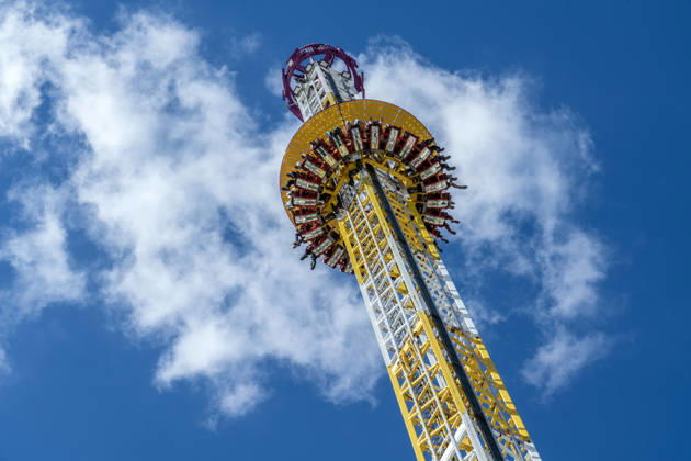 Oktoberfest 2026, das Fahrgeschäft Hangover vor blauem Himmel, Wiesn-Start bei strahlendem Sonnenschein und Temperaturen bis 24 Grad, bestes Wiesnwetter, Eröffnungstag, 19. September 2026 Deutschland, München, 19. September 2026, Oktoberfest 2026, das Fahrgeschäft Hangover vor blauem Himmel, ein Freifallturm mit 85 Metern Höhe, Wiesn-Start bei strahlendem Sonnenschein und Temperaturen bis 24 Grad, mittags um 13, kurz nach der Eröffnung, blauer Himmel, bestes Wiesnwetter, typisch bayerisch, Volksfest, Bayern,