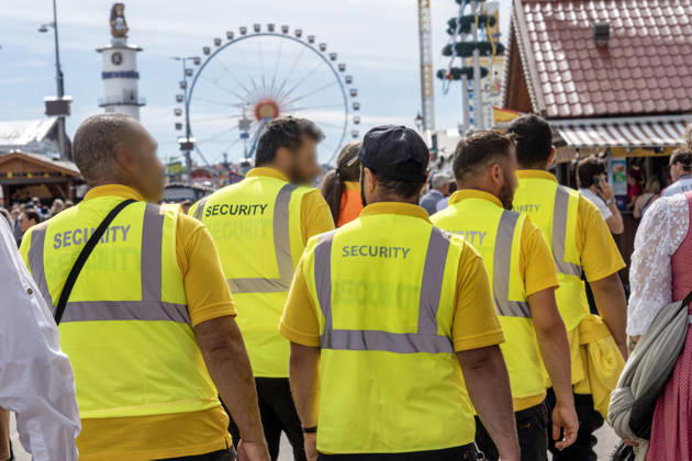 Oktoberfest 2026, Security Mitarbeiter auf der Festwiese, Riesenrad, München, 20. September 2026 Deutschland, München, 20. September 2026, Oktoberfest 2026, Security Mitarbeiter sorgen für Sicherheit auf der Wiesn, Wiesn-Start bei Temperaturen bis 24 Grad, Samstagmittag um 12:30 Uhr, bestes Wiesnwetter, typisch bayerisch, Volksfest, Bayern,