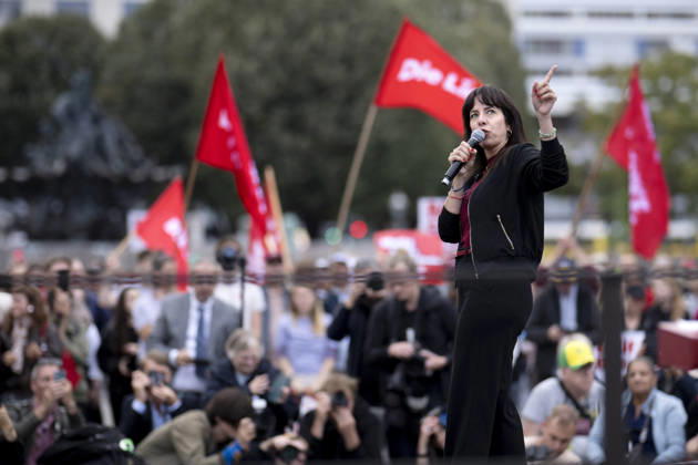 Elif Eralp, Die Linke Wahlkampfabschluss DEU, Deutschland, Germany, Berlin, 18.09.2026 Elif Eralp , Spitzenkandidatin der Partei Die Linke in Berlin bei einer Kundgebung zum Wahlkampfabschluss der Partei Die Linke fuer die Abgeordnetenhauswahl am 20. September 2026 vor dem Roten Rathaus in Berlin Deutschland en: Elif Eralp , lead candidate of the Left Party Die Linke in Berlin at a rally to mark the end of the Left Party s election campaign for the Berlin House of Representatives election on September 20 2026 in front of the Red City Hall Rotes Rathaus in Berlin Germany