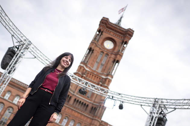 Elif Eralp, Die Linke Wahlkampfabschluss DEU, Deutschland, Germany, Berlin, 18.09.2026 Elif Eralp , Spitzenkandidatin der Partei Die Linke in Berlin bei einer Kundgebung zum Wahlkampfabschluss der Partei Die Linke fuer die Abgeordnetenhauswahl am 20. September 2026 vor dem Roten Rathaus in Berlin Deutschland en: Elif Eralp , lead candidate of the Left Party Die Linke in Berlin at a rally to mark the end of the Left Party s election campaign for the Berlin House of Representatives election on September 20 2026 in front of the Red City Hall Rotes Rathaus in Berlin Germany .